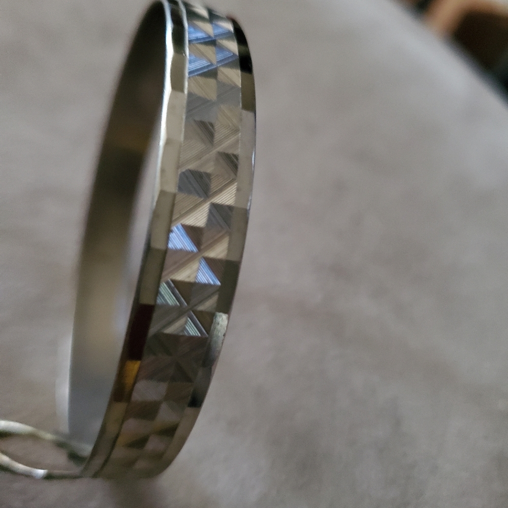 Diamond cut silver bangle - Picture 3 of 4